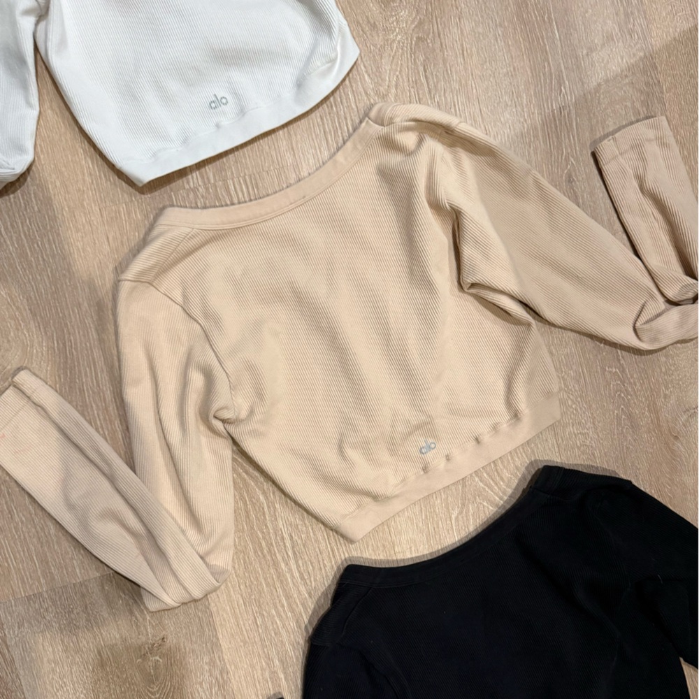 ALO YOGA cropped & ribbed long sleeved tees - Picture 3 of 8